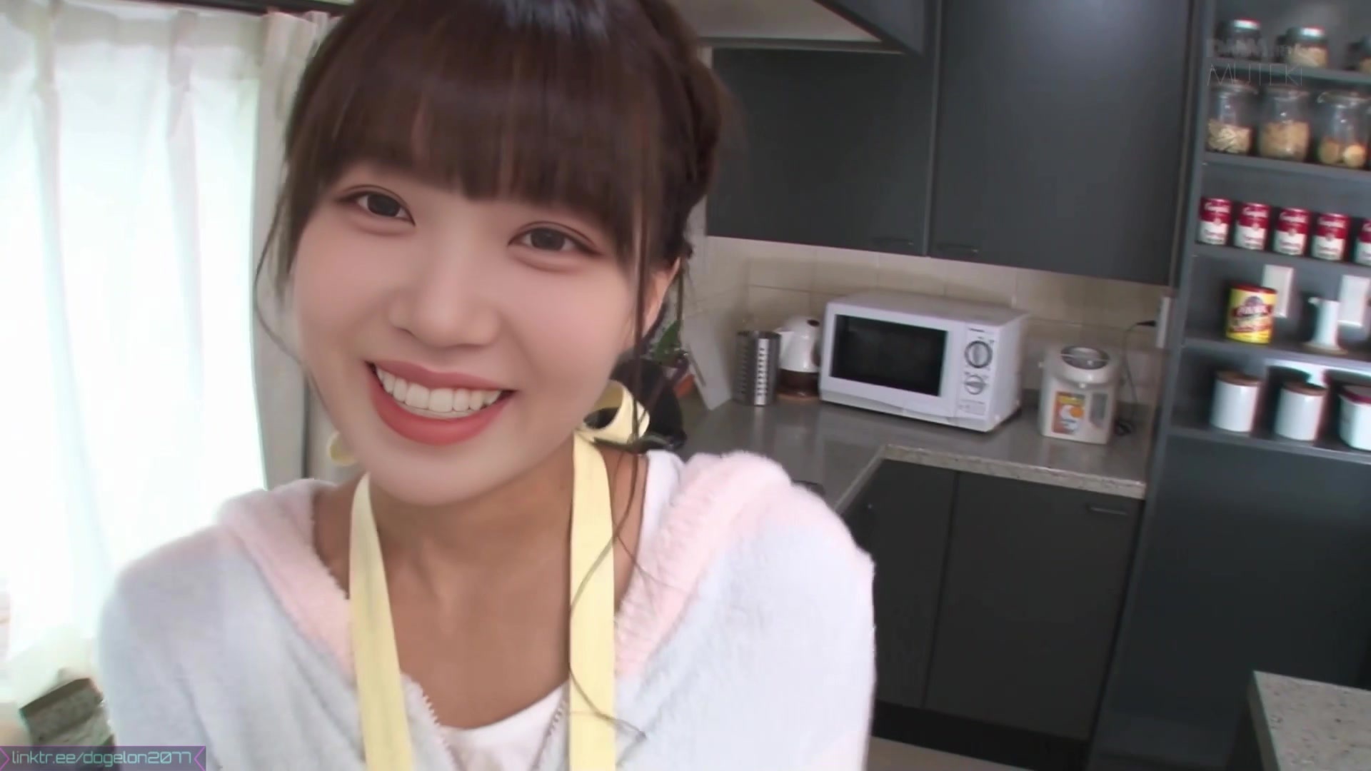Cute housewife Chaewon (アイズワン 本物の偽物) made a blowjob on her kitchen [PREMIUM]