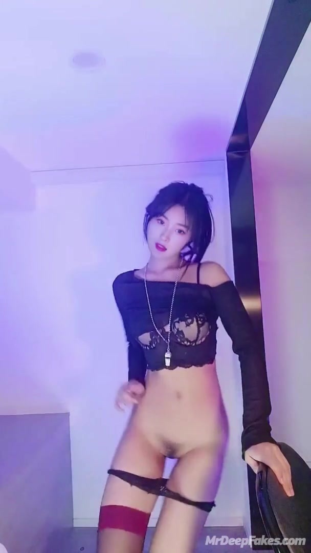 Sexy striptease by naughty fake Yang Mi 智能換臉 杨幂 脱衣舞